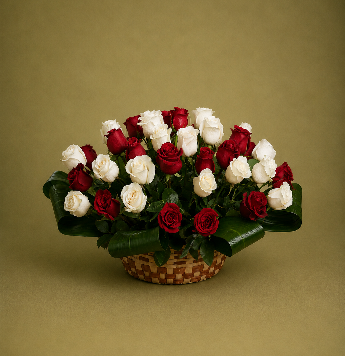Cesta de Rosas Vermelhas e Brancas